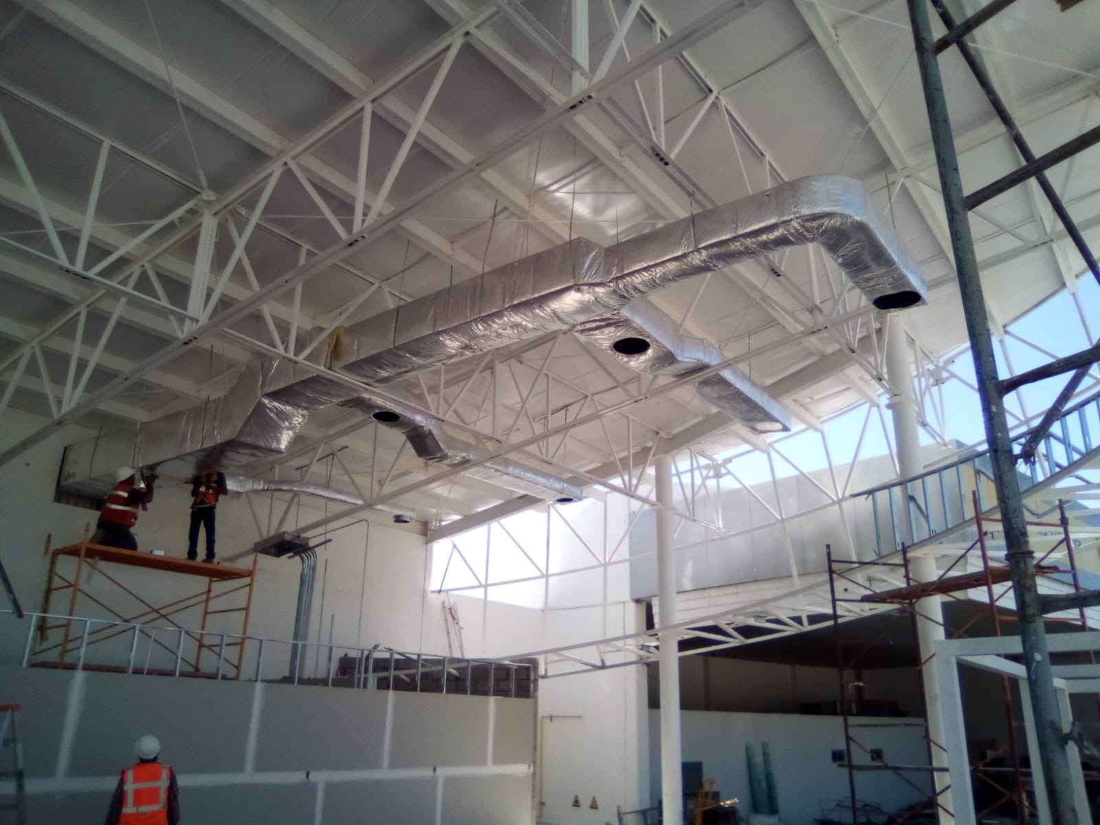 Trabajo realizado de ductos instalados en interior